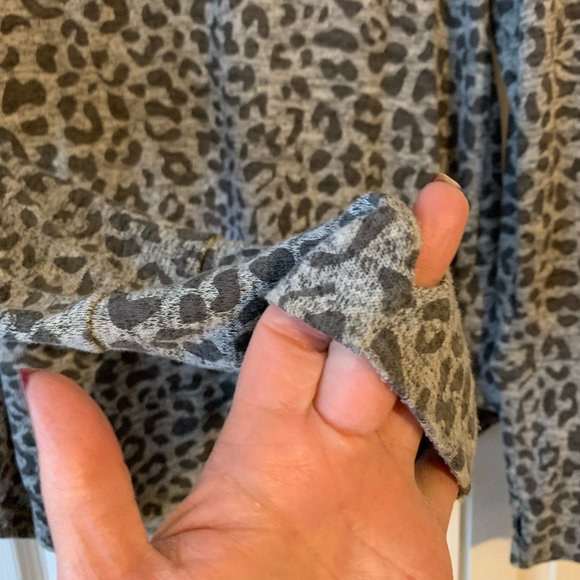 Sweet Romeo Womens Long Sleeve Thumbhole Top, XL, Like New, Snap Button Closure - Picture 7 of 12